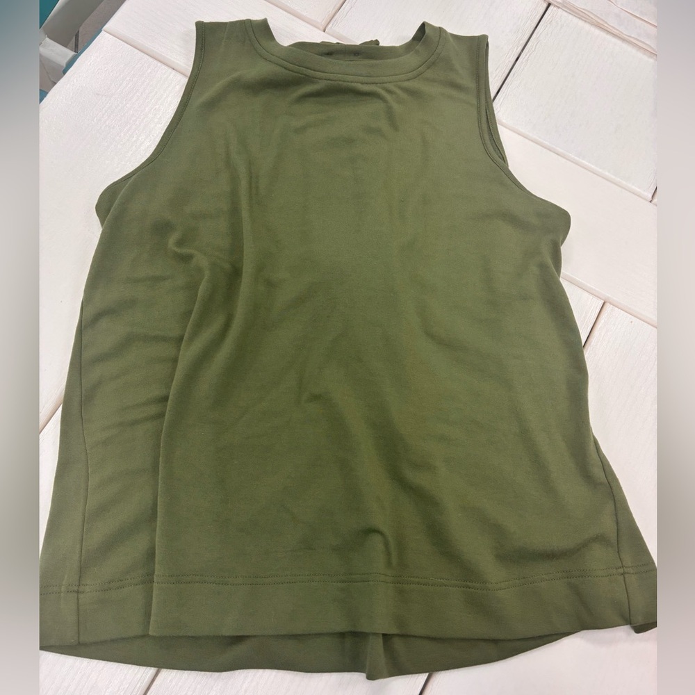 Green Bow Crown & Ivy Tank T-Shirt